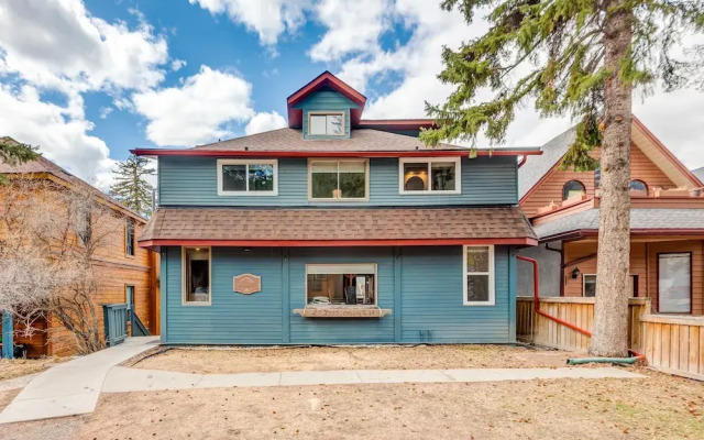 Rocky Mountain Retreat- Enormous House Sleeps 23