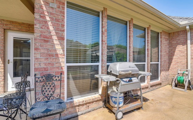 Patio, BBQ & Yard: Family Retreat in Pearland