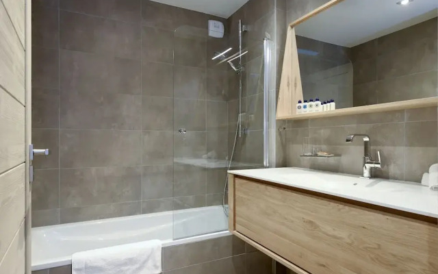 Le C Residence Apartment T4 Cabins A06