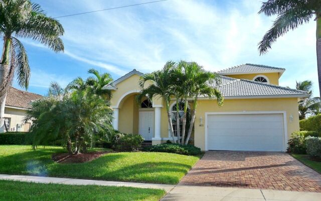 Large Waterfront Home With All-day sun on Pool