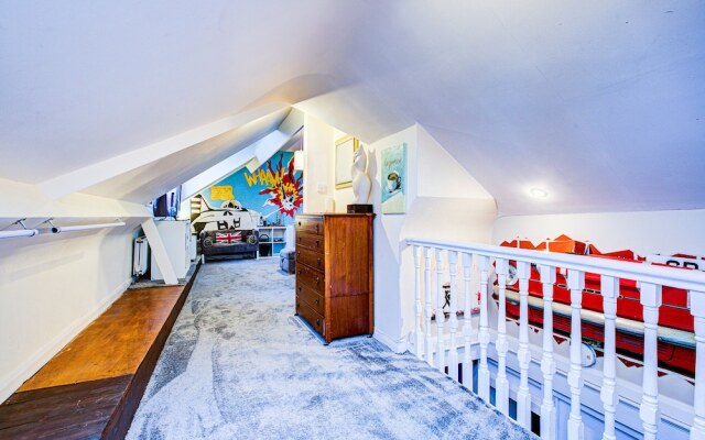 Entire Artistic Open-plan Top Floor Apartment