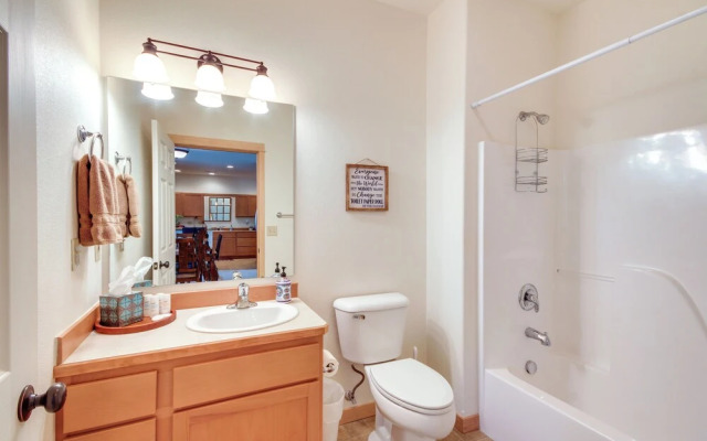 Cozy Livingston Condo w/ Balcony & Mtn View!