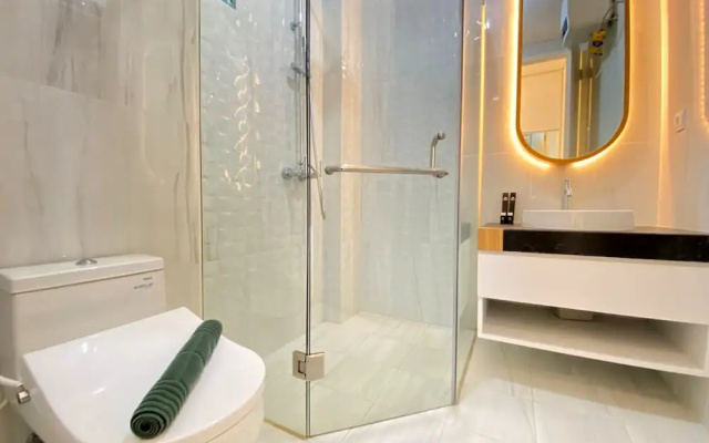 Minimalist Deluxe 1BR at Pine Tree Resort Condominium – Bathroom – Cimenyan