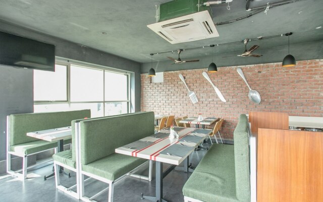 OYO 7669 The Trinitywood Hotel