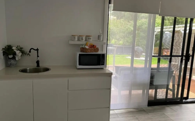 Golf Course & Beach Stay Self-contained Guest House – Balcony – Nelson Bay