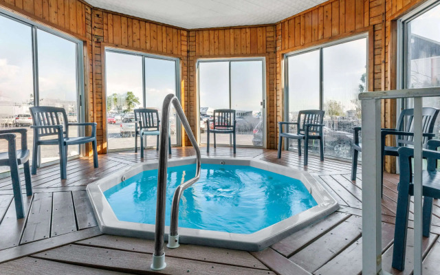 Ramada by Wyndham Mackinaw City Waterfront