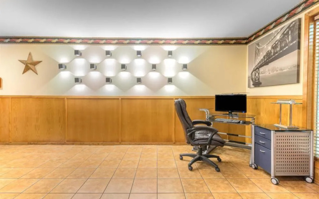 Super 8 By Wyndham Waco University Area