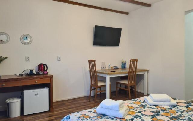Luca's House ( aeroport Henry Coanda, Therme Bucuresti)