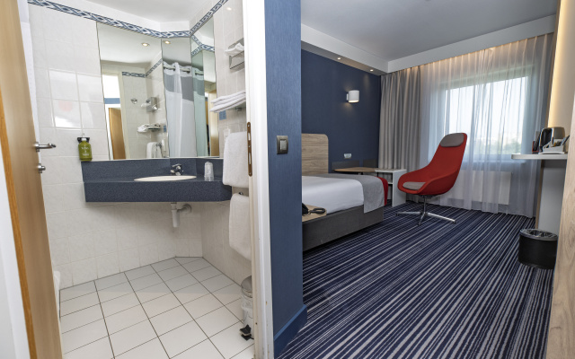 Holiday Inn Express Geneva Airport by IHG - Image 4