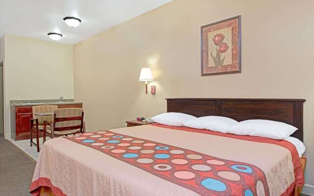 Super 8 by Wyndham St. Louis Airport