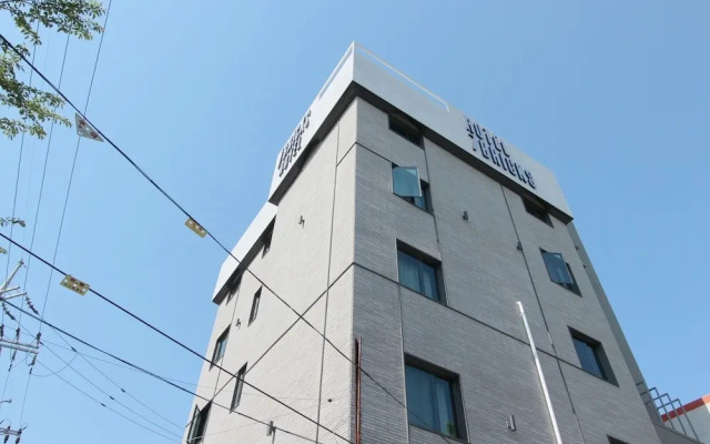 Seven Bricks Hotel