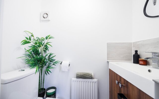 Stylish 3-bed Home in East London Free Parking