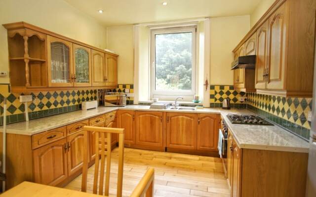 Spacious 2 Bedroom Flat, Leith Walk