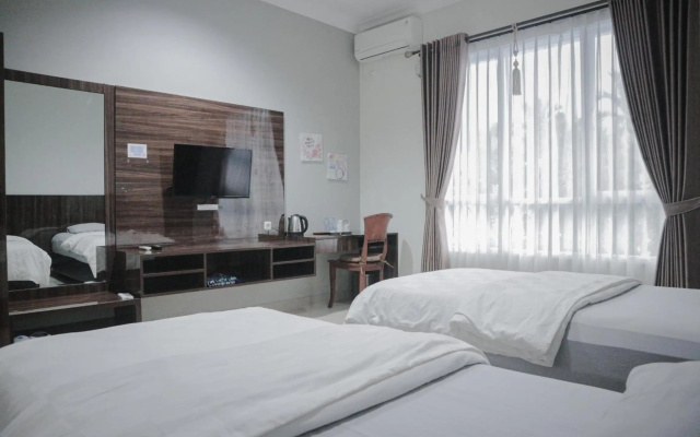 Villa Aries Biru – Guest Rooms – Megamendung