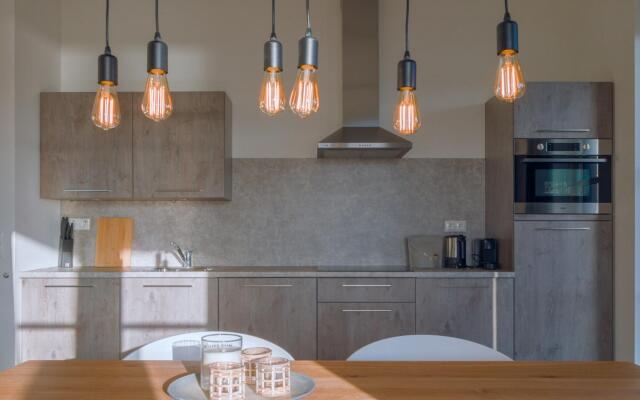 Modern Apartment 2 Bath Rooms, Close to Lake Veere