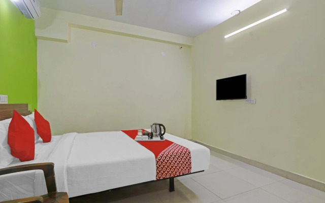 Super OYO 90936 Dk Reddy Square