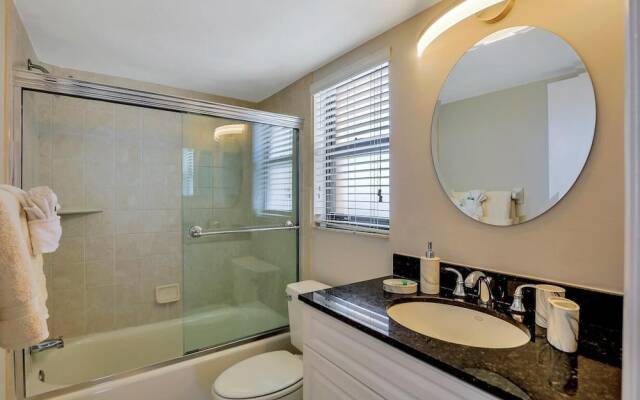 Inviting Beachfront Condo With Pool, spa and Views