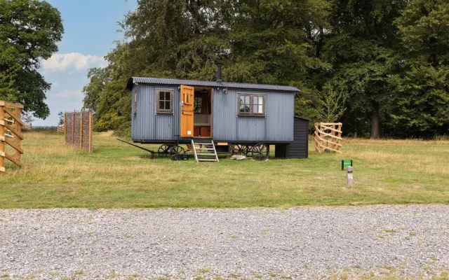 Drovers Hill at Stonor - Redwood - Shepherds hut
