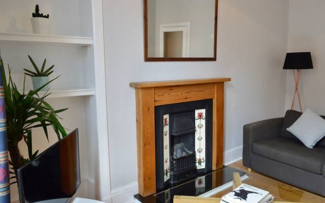 Modern 2 Bedroom Dalry Apartment