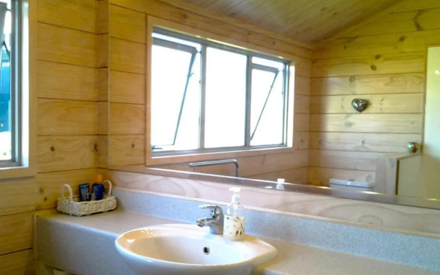 Kowhai Retreat - Matarangi Holiday Home