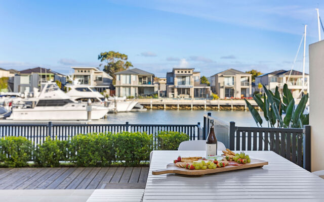 Waterfront Martha Cove Getaway 250m From Beach