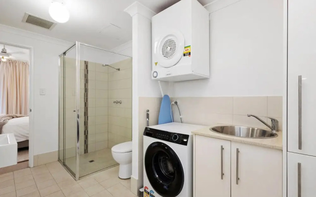 Perfect Location 2BR 1bth - Beckenham