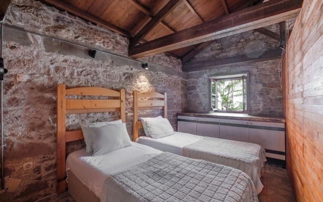 Central Stone Loft - 2 Mins Beach - 5 Mins Marina