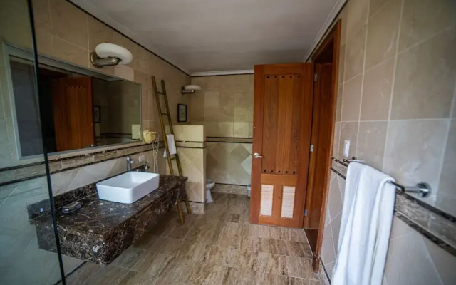 Majestic 5BR Villa w Maid Jacuzzi in Cap Cana