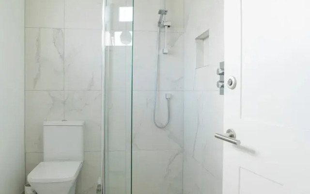 Modern Apartment in the Cotswolds Sleeps 6