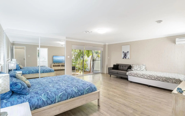 Dolphin Lagoon 196 Soldiers Pt Rd Luxury Escape – Guest Rooms – Salamander Bay