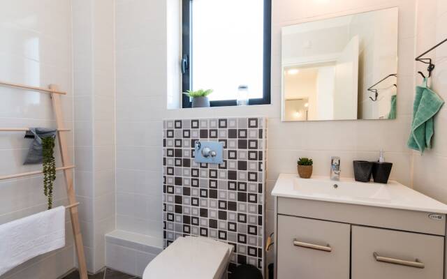 Artsy Modern Bright Apt in Bat Yam