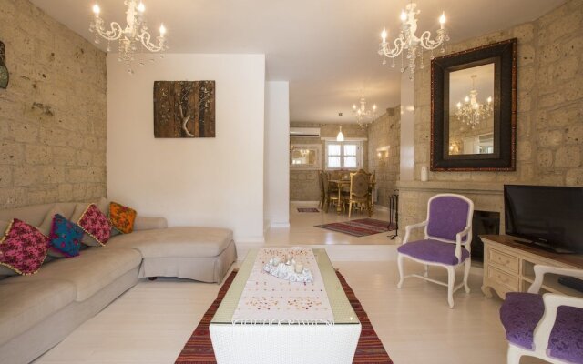 Alaroof Hotel