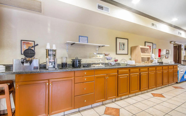 Rodeway Inn & Suites Madison East