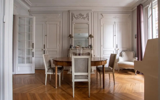 Splendid 5BR Family Apartment - Trocadero