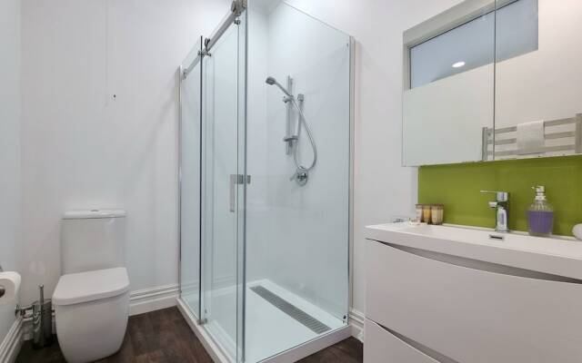 Cheerful 5 - Bedroom Home - Free Parking