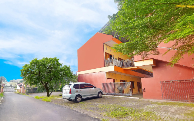 OYO 90463 A2b Guesthouse