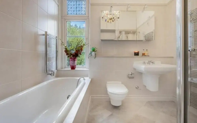 Kendal - Gothic Hall - Luxury Rooms or Apartment