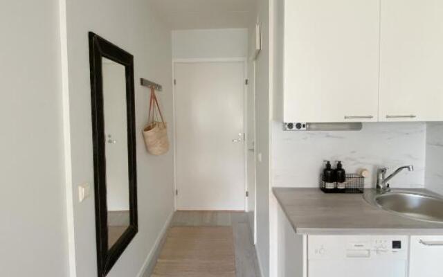 Modern one bedroom Apartment with Sauna near Airport