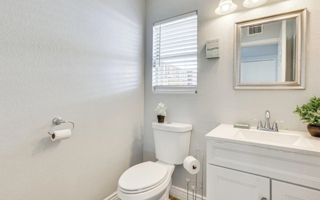 Glendale Gem: Outdoor Pool Table & Kitchen!