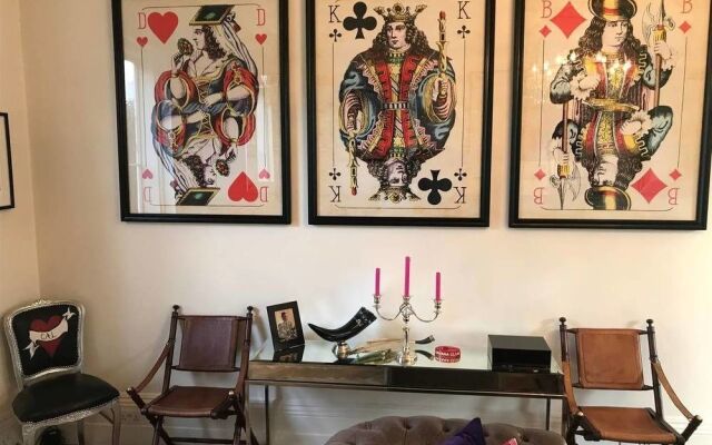 Luxurious Family Home in a Central Green Oasis