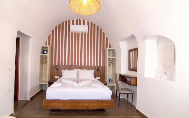 Santorini Rooftop Hot Tub Suite w Panoramic Views