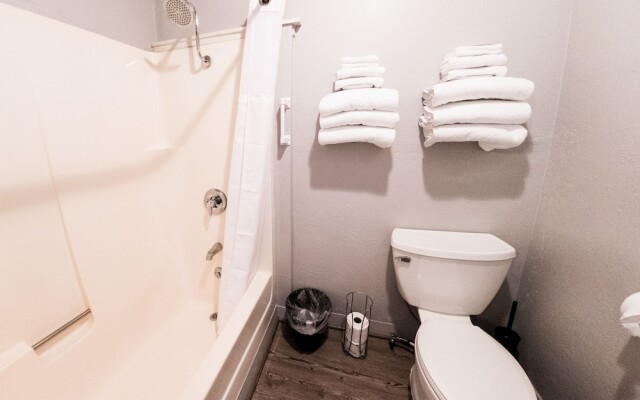 LOGE Leavenworth Riverside