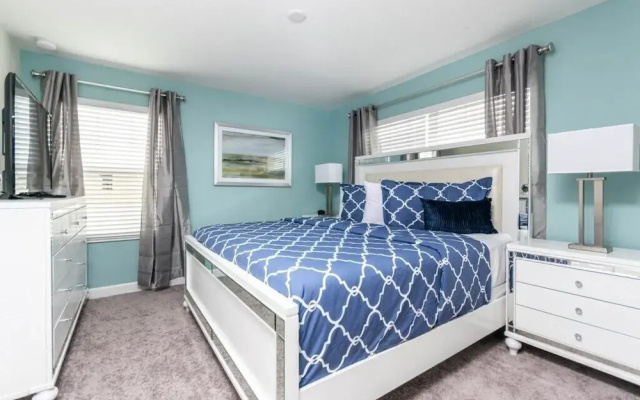 5 Bedroom Town Townhouse