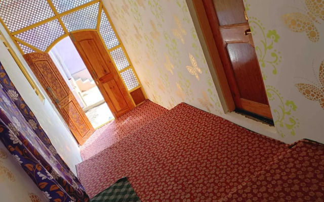 POP 92607 Rohi Homestay