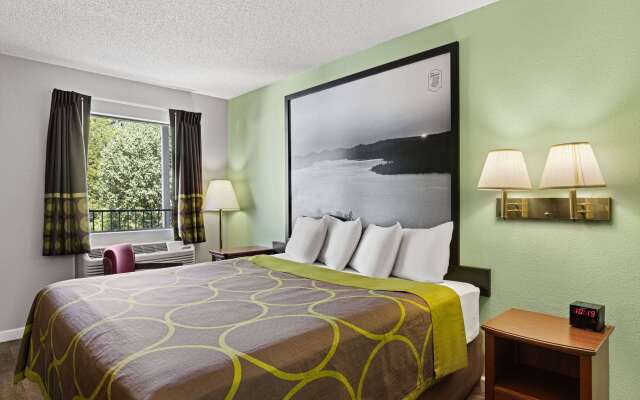 Super 8 by Wyndham Branson / Shepherd of the Hills Exwy