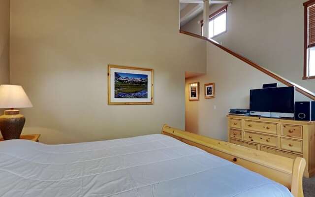 Spacious Snowbird Condo Unit Slopeside In Quiet Canyon Neighborhood