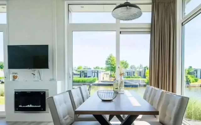 Chalet on the Water at the Beautiful Veluwemeer