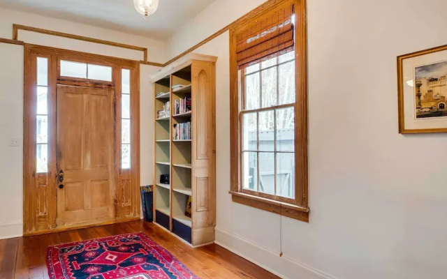 Comfy Central Natchez Hideaway: Walk to Dtwn!