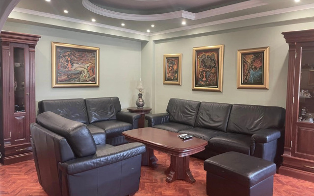 3 bedroom apartment on Naroden front street