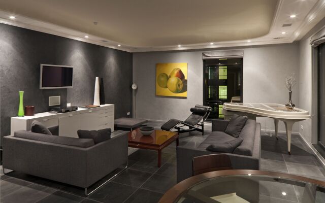 Plaza Premium Grand Winston Hotel